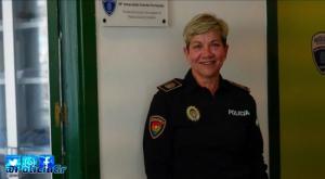 Inmaculada Fuentes Fernández junto a la sala que llevará su nombre como pionera en la Policía Local de Granada.