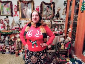 Mamá Noel de Atarfe, en el salón de su casa, convertida en todo un museo dedicado a la Navidad. 