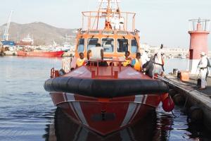 Llegada al Puerto de Motril de la embarcación de Salvamento Marítimo con el primer grupo de migrantes.