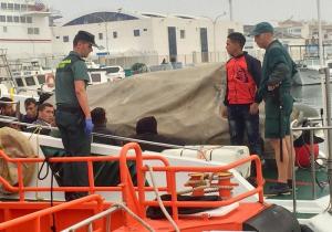 Las personas migrantes rescatadas, a la llegada al Puerto Motril.