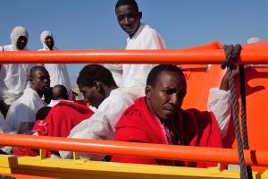 Imagen de la llegada a Motril de un grupo de personas migrantes tras su rescate en Alborán.