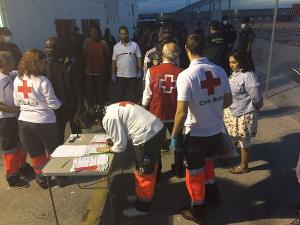 Un dispositivo de Cruz Roja esperaba a los inmigrantes en el Puerto de Motril.