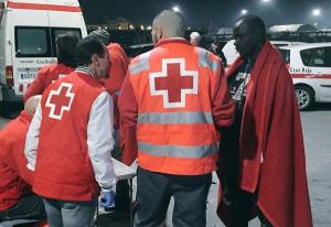 Voluntarios de Cruz Roja atienden a los inmigrantes a su llegada al Puerto.