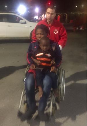Una voluntaria de Cruz Roja atiende a una mujer y su bebé tras arribar al Puerto de Motril.