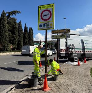 Instalación de la señalización de la Zona de Bajas Emisiones. 