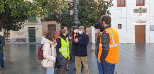 El equipo del Instituto Andaluz de Geofísica con el alcalde de Santa Fe, este domingo.