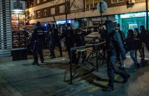 La Policía Nacional durante su intervención para frentar los incidentes. 