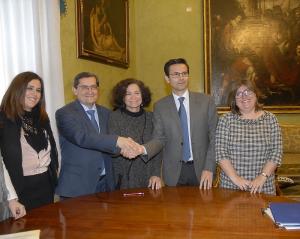 La rectora, el alcalde y el presidente de la Diputación han firmado el convenio.