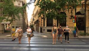 Paseantes por Gran Vía.