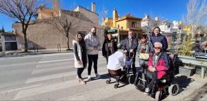 Integantes de IU, en uno de los puntos inseguros de la avenida para peatones y personas con movilidad reducida.  