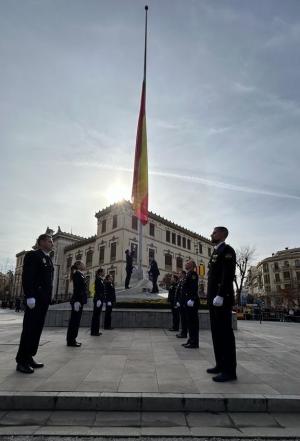 Izado de la bandera, este sábado en Granada. 