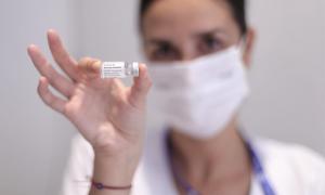 Una profesional sanitaria muestra una vacuna de Janssen.