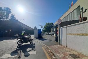 Un agente de la Policía Local llega a la Jefatura este viernes por la mañana.