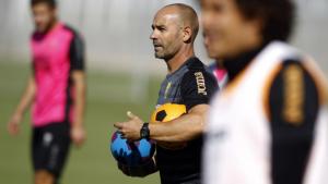 Paco Jémez en uno de los entrenamiento con el Granada CF.