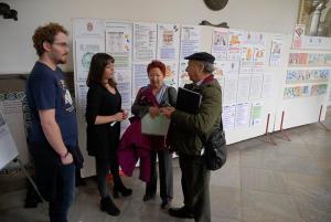 Jemi Sánchez junto al representante de Arcoiris y de Familias por la Diversidad.