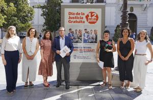 Presentación de la campaña ‘Mismos derechos, mismos profesionales’ de la Abogaciía granadina.