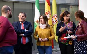 José Entrena e Irene Justo con representantes de los colectivos que han acudido a la presentación del plan.