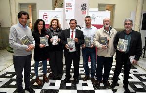 José Entrena con Fátima Gómez y Juan Francisco Arenas y los representantes de las asociaciones memorialistas.