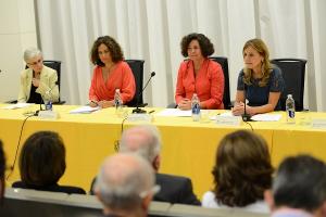 La consejera de Salud (primera por la derecha), en un acto este miércoles en Granada.