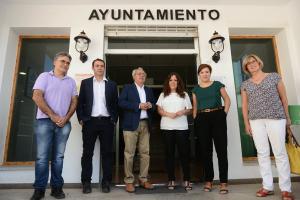 Autoridades de la Junta y de Zafarraya, frente al Ayuntamiento. 