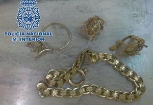 Joyas recuperadas por los agentes. 