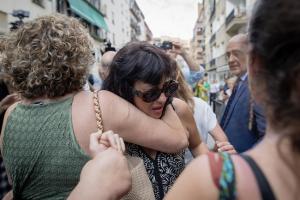 Juana Rivas, llega al punto de encuentro familiar, abrazada a una asesora de su equipo jurídico. 