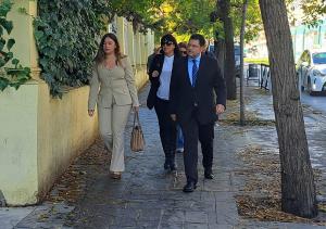 Juana Rivas, este jueves, a su llegada a la Caleta con los abogados Carlos Aránguez y María Martos.