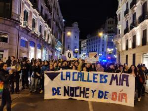 La primera de las movilizaciones del 8M, anoche por el centro de Granada. 