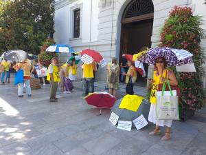 Activistas de La Calle Mata en una acción a las puertas del Ayuntamiento de Granada.