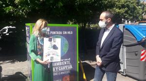 Pepa Rubia, junto al cartel de la campaña y ante uno de los contenedores de reciclaje.