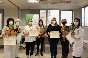 la directora del hospital, María Ángeles García Rescalvo, con los representantes de los belenes premiados.