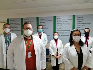 La directora gerente del hospital, con el equipo directivo de Trauma.