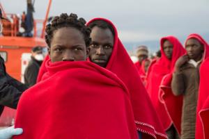 A su llegada al Puerto de Motril, los inmigrantes reciben una primera atención de Cruz Roja.