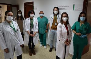 Concepción Morales, jefa del Servicio de Neumología, segunda por derecha, con el equipo de la consulta de asma grave.