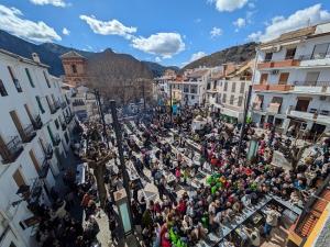 La Fiesta de la Asadura ha llenado la Plaza Mayor de Güéjar Sierra.