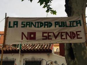 Cartel en defensa de la sanidad pública en una vivienda.