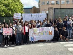 Detalle de la protesta, este miércoles, en el colegio Alzawiya de La Zubia.