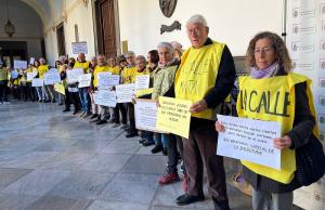 Activistas de La Calle Mata, este miércoles, durante el encierro en el Ayuntamiento de Granada.