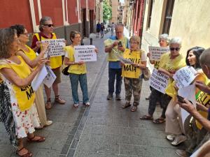 Activistas de La Calle Mata, este martes, en la calle Varela. 