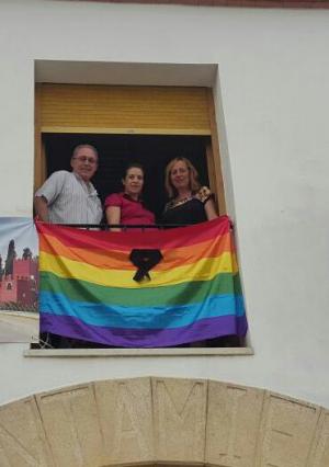 La bandera del arcoiris ondea en el Ayuntamiento de Láchar con crespón negro.