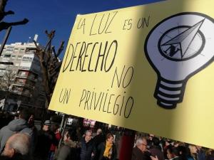 Detalle de un cartel que reivindica la luz como un derecho en una manifestación por los cortes de luz en Granada.