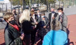 El alcalde, con vecinos de Lancha del Genil, en la pista polideportiva. 