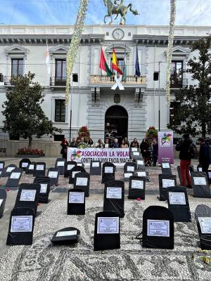 Lápidas para recordar a las víctimas instaladas en la Plaza del Carmen. 