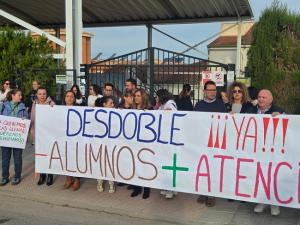 Protesta a las puertas del centro educativo.