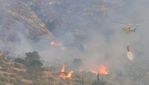 Un helicóptero actúa contra las llamas en el incendio de Lecrín. 