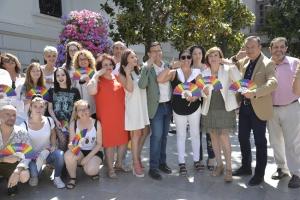 Foto de familia tras la lectura del manifiesto en la Plaza del Carmen.