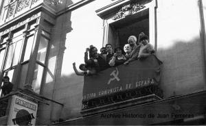 Celebración, en la sede del PCE en Granada, de la legalización del partido el 9 de abril de 1977.