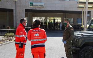 Profesionales sanitarios junto a un legionario en el Hospital de Motril.