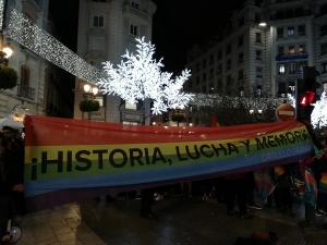 Los semáforos se han rodeado de banderas y pancartas LGTBI.