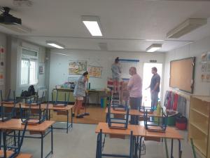 Tareas de limpieza en un centro educativo de Monachil.